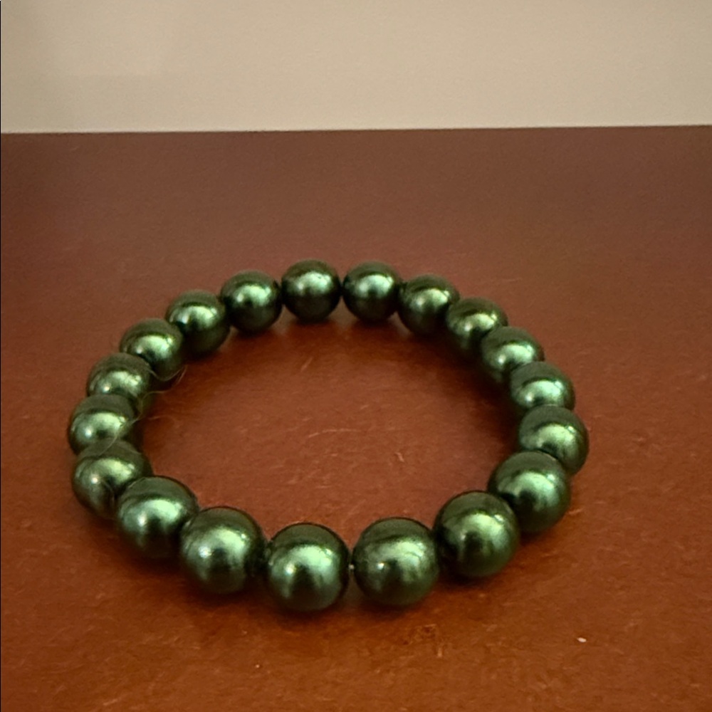 Lustrous Green Beaded Bracelet